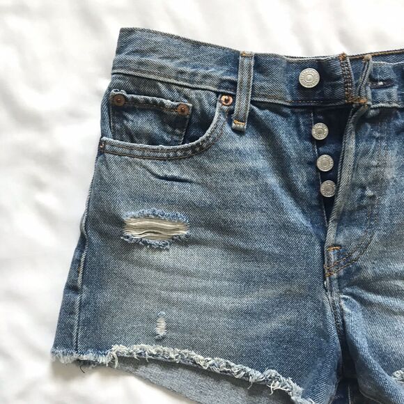 LEVI’S Size 25 Womens High Rise Wedgie Fit Button Fly Raw Hem Jean Shorts EEUC! - Picture 4 of 12